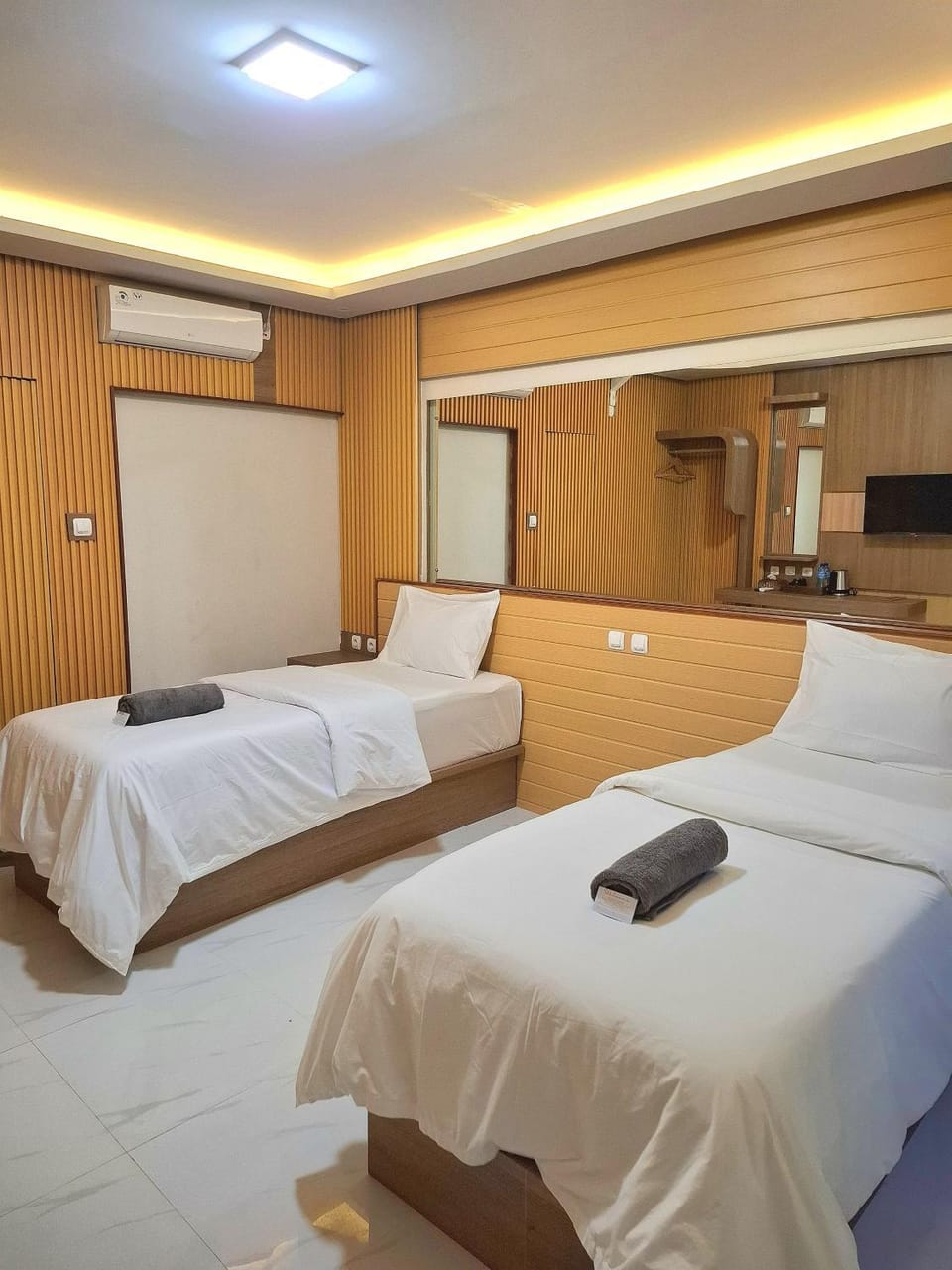 Photo of the whole room, Bedroom, air conditioner