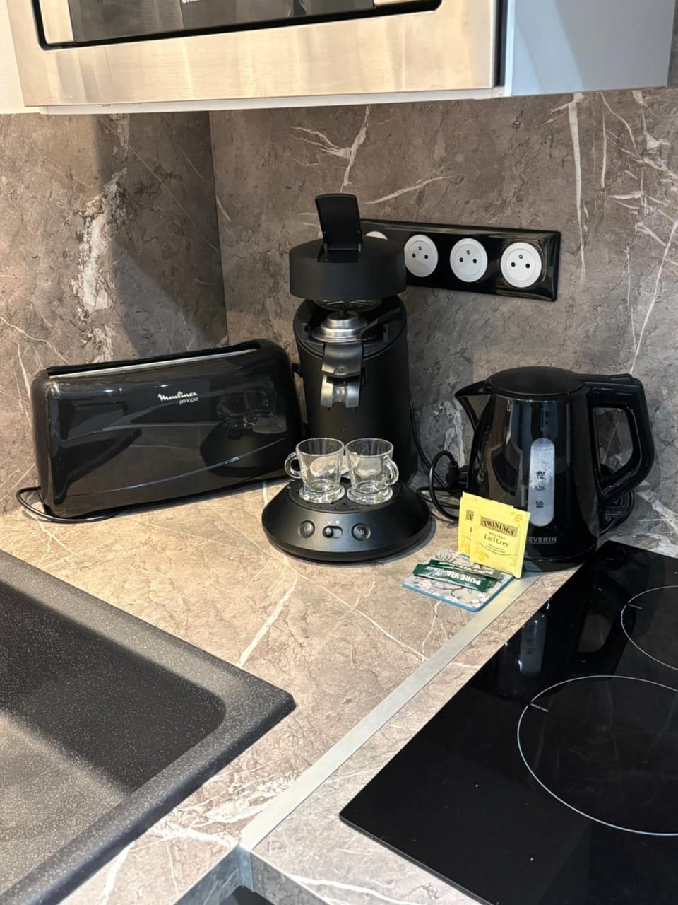 Coffee/tea facilities, Kitchen or kitchenette, stove