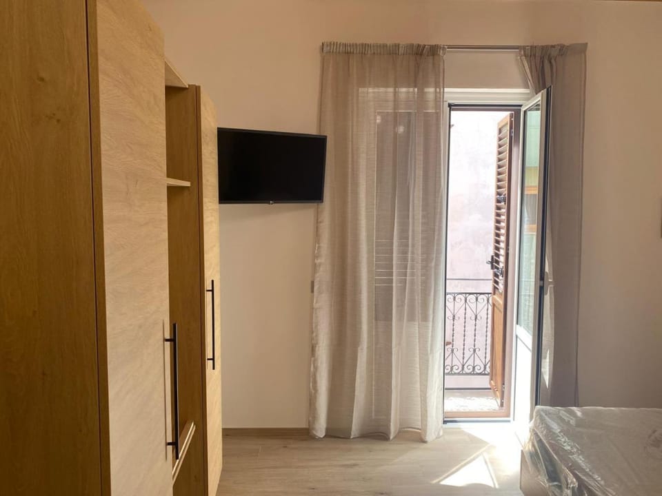 Bed, TV and multimedia, Photo of the whole room, Bedroom, wardrobe