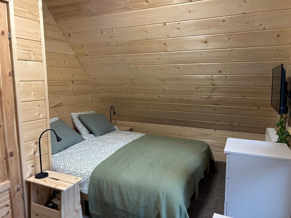 Bed, TV and multimedia, Photo of the whole room, Bedroom