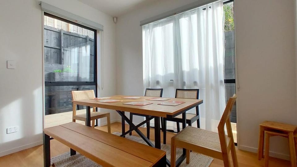 New Modern Princess in Central AKL Villa in Auckland