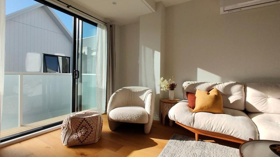 New Modern Princess in Central AKL Villa in Auckland