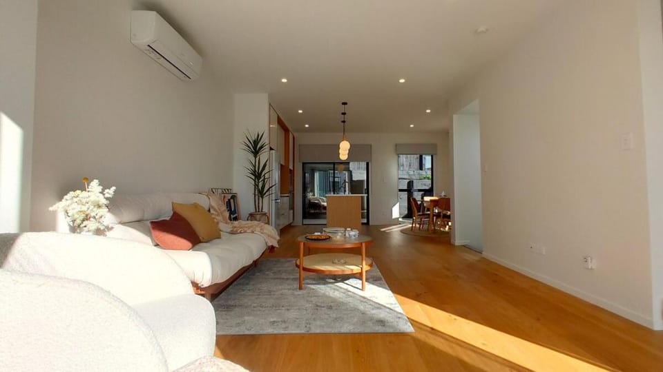 New Modern Princess in Central AKL Villa in Auckland