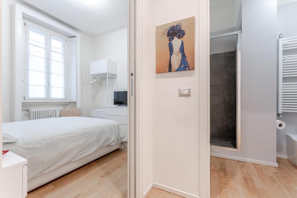 Photo of the whole room, Bedroom, wardrobe