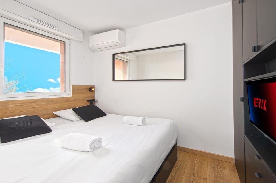 Bed, TV and multimedia, Bedroom, towels, air conditioner