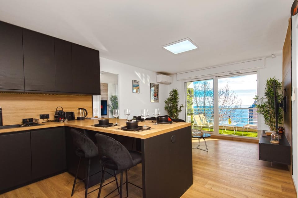 TV and multimedia, Coffee/tea facilities, Kitchen or kitchenette, Living room, Dining area, stove, air conditioner