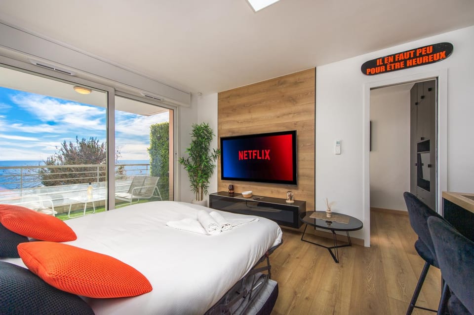 Bed, TV and multimedia, Balcony/Terrace, Living room, Seating area, Sea view