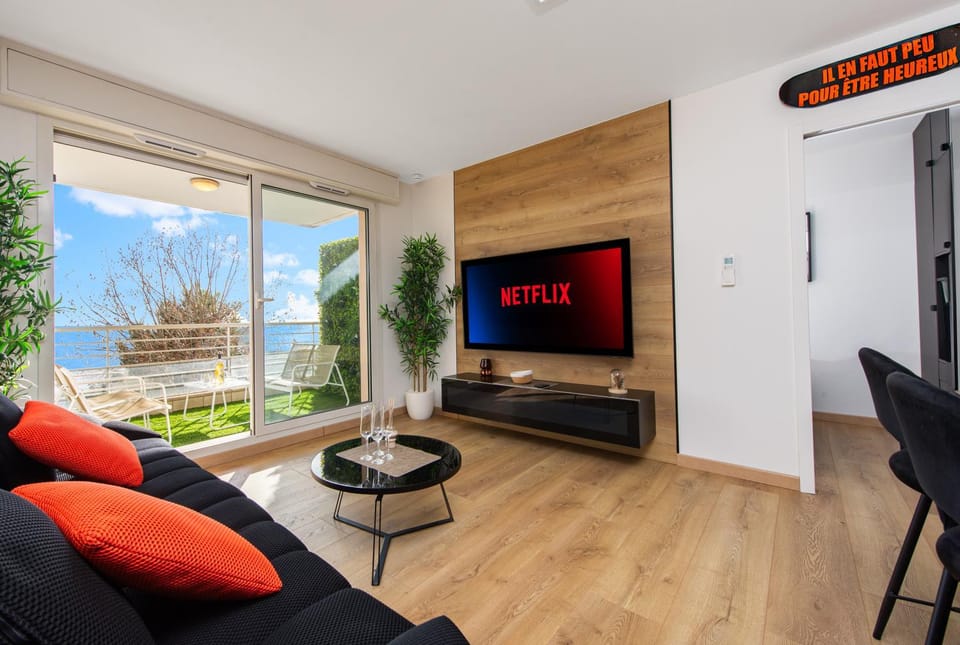 TV and multimedia, Balcony/Terrace, Living room, Seating area, Sea view, air conditioner