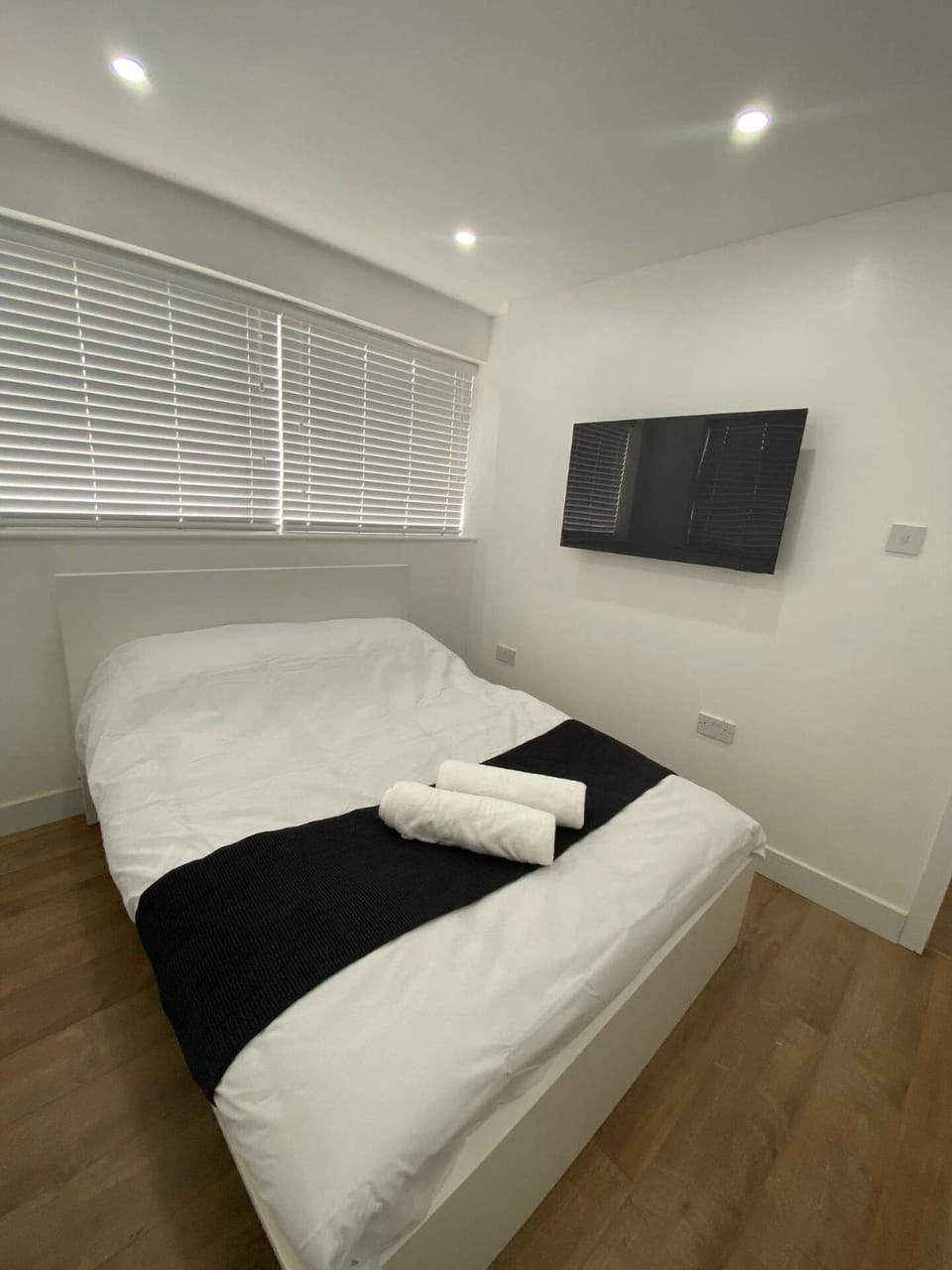Bed, TV and multimedia, Photo of the whole room, Bedroom