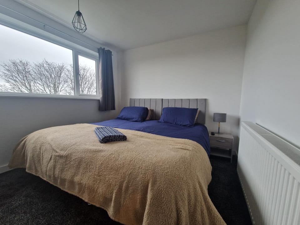 Contractor Accommodation,Sleeps 5, Parking and Secure Garage, Near Chester House in Wales