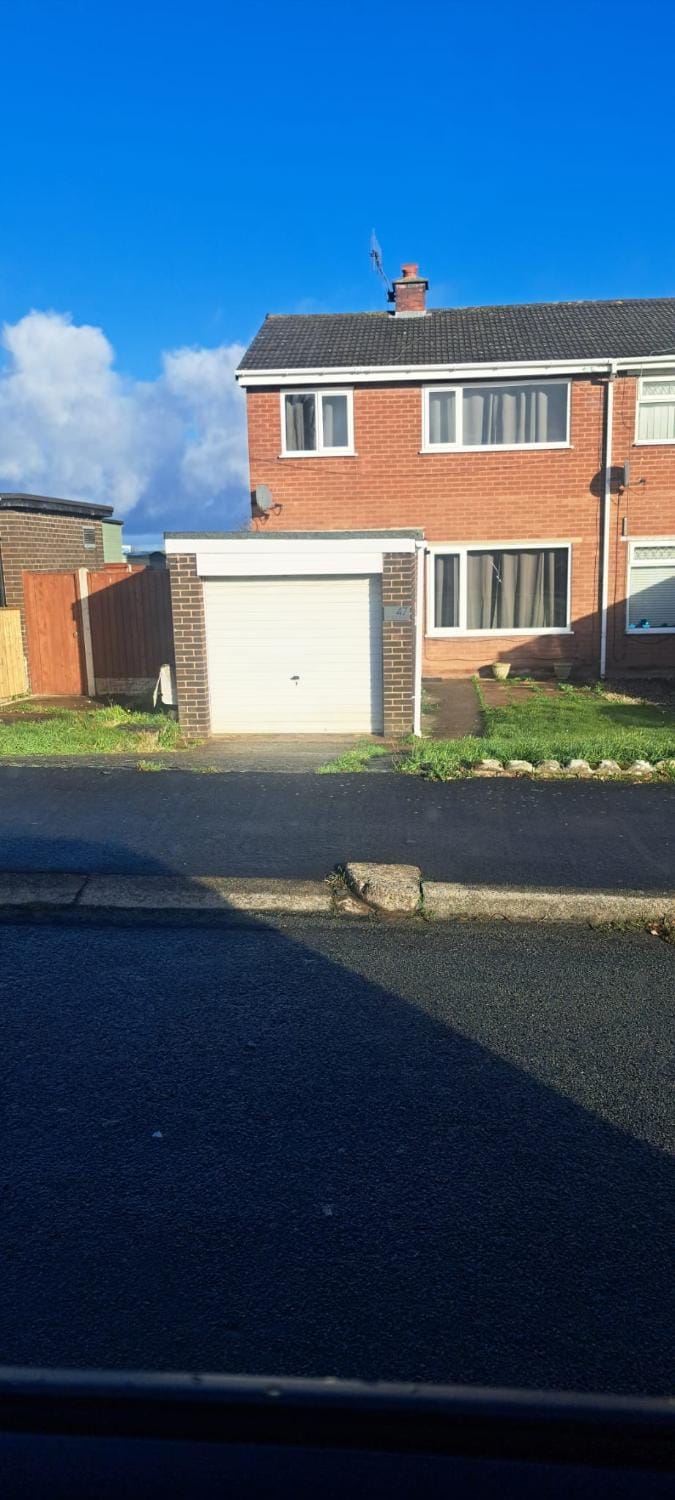 Contractor Accommodation,Sleeps 5, Parking and Secure Garage, Near Chester House in Wales