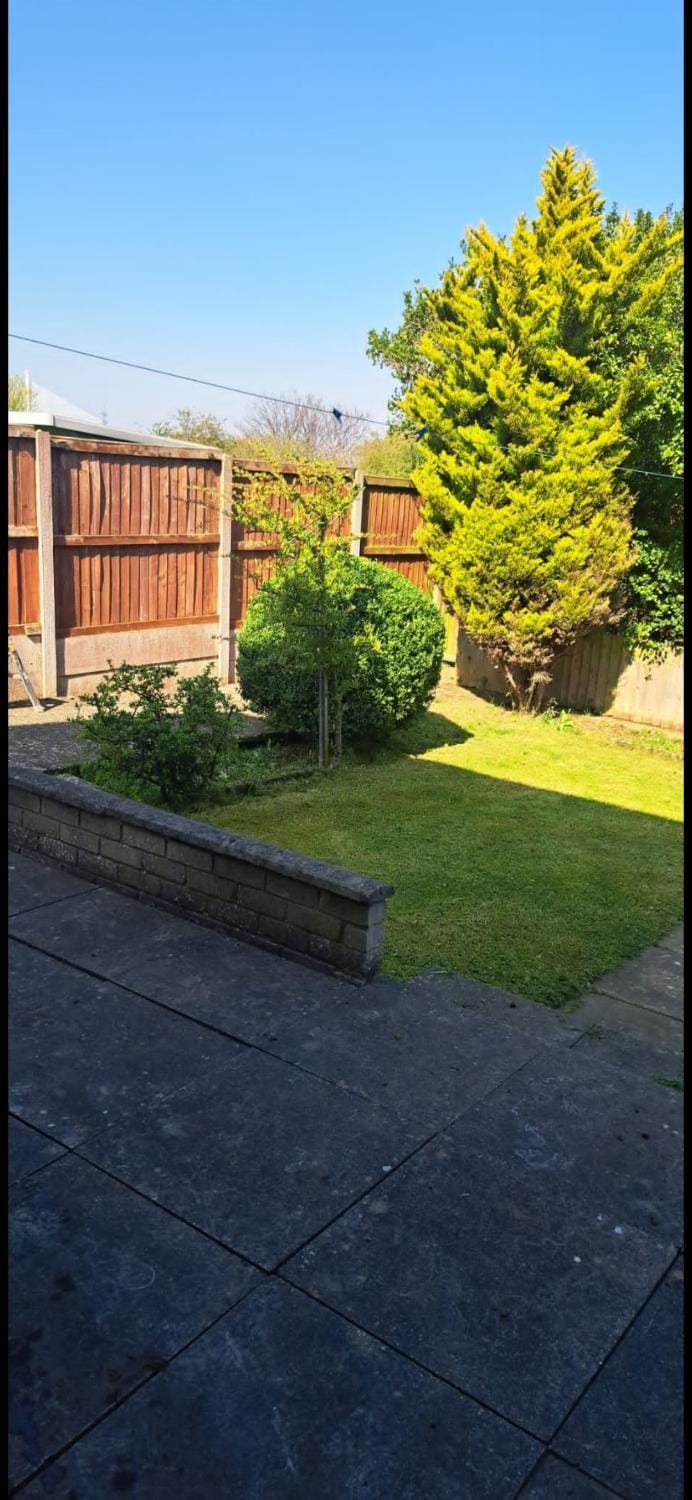 Contractor Accommodation,Sleeps 5, Parking and Secure Garage, Near Chester House in Wales
