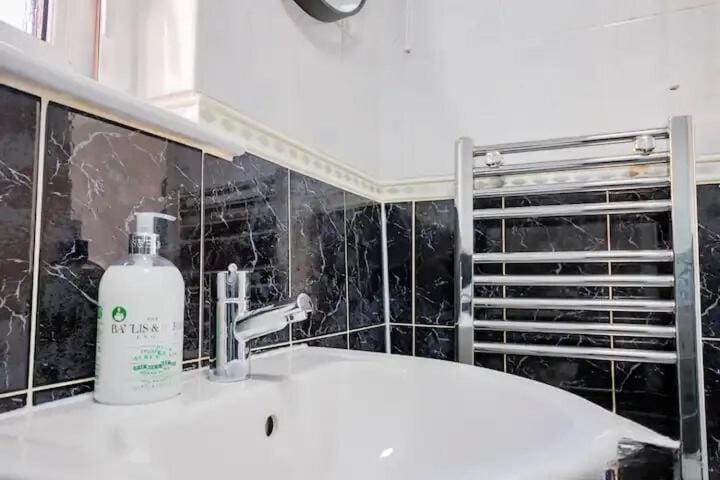 Chestnut Walk - 3 Bedrooms House in Worcester