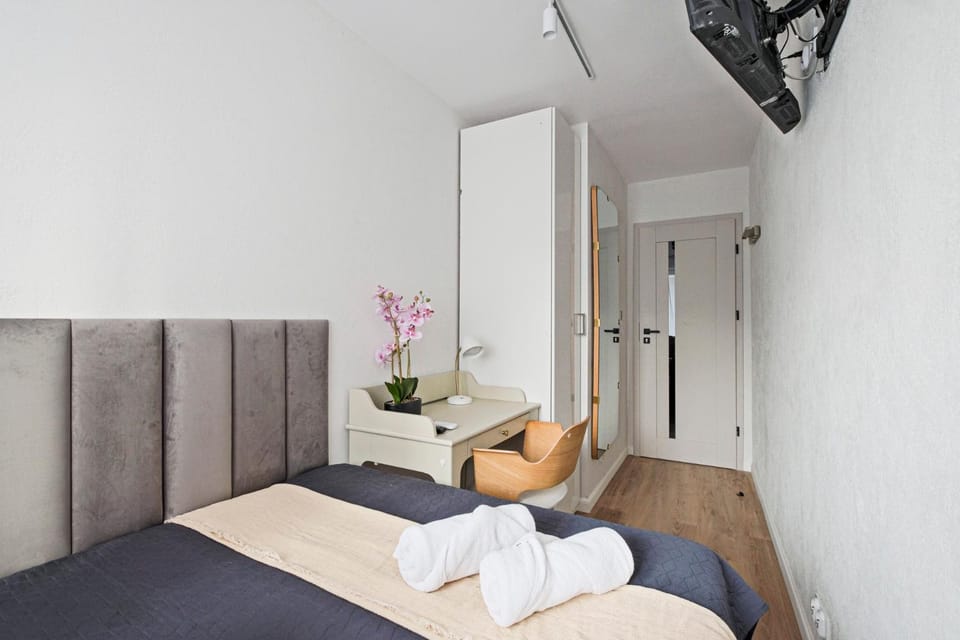 Bed, TV and multimedia, Photo of the whole room, Bedroom, towels