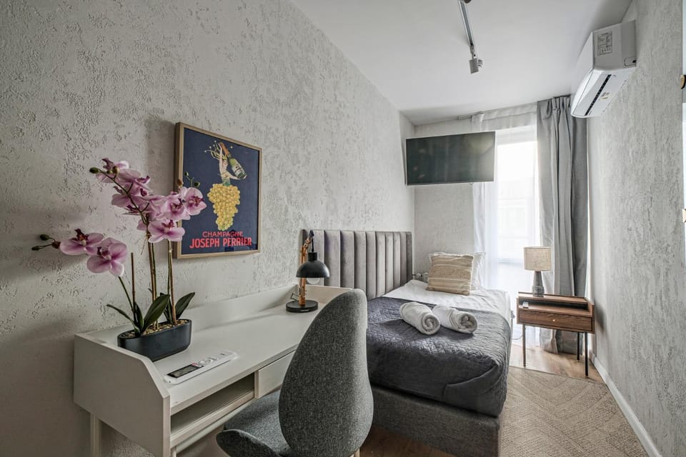 Bed, TV and multimedia, Photo of the whole room