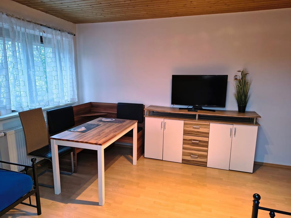 TV and multimedia, Seating area, Dining area, Bedroom