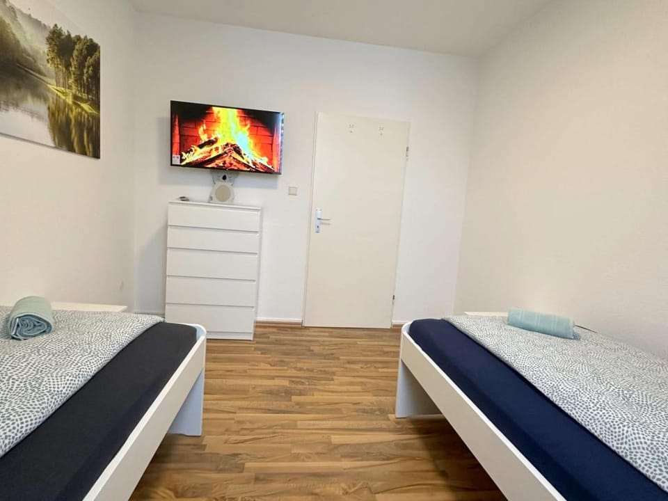 Bed, TV and multimedia, Photo of the whole room, Bedroom