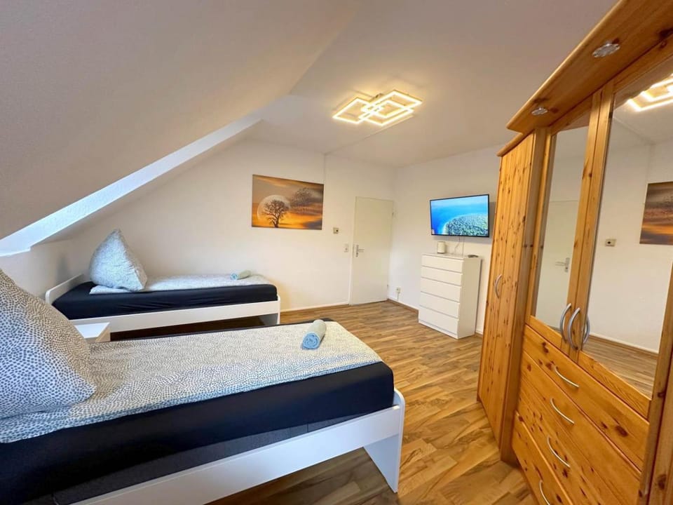 Bed, TV and multimedia, Photo of the whole room, Bedroom