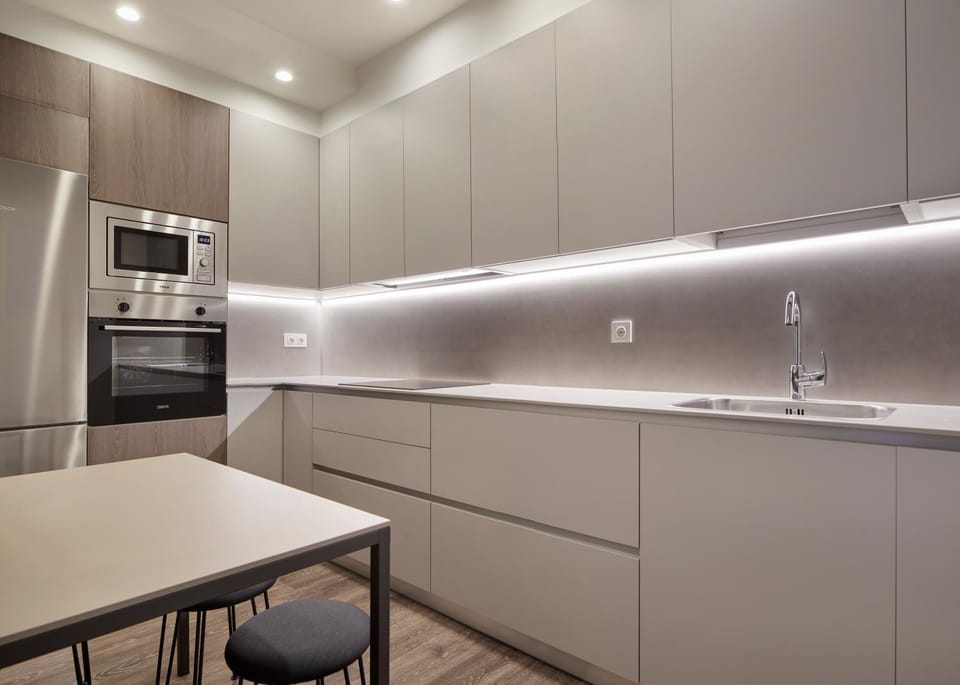Kitchen or kitchenette, Dining area