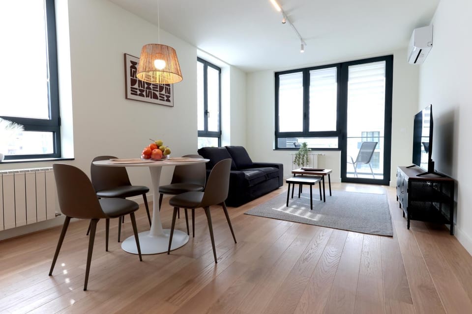 Day, TV and multimedia, Living room, Seating area, Dining area, Time of day, heating, internet, air conditioner