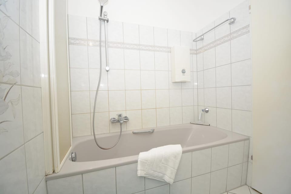 Bathroom, Bath, towels