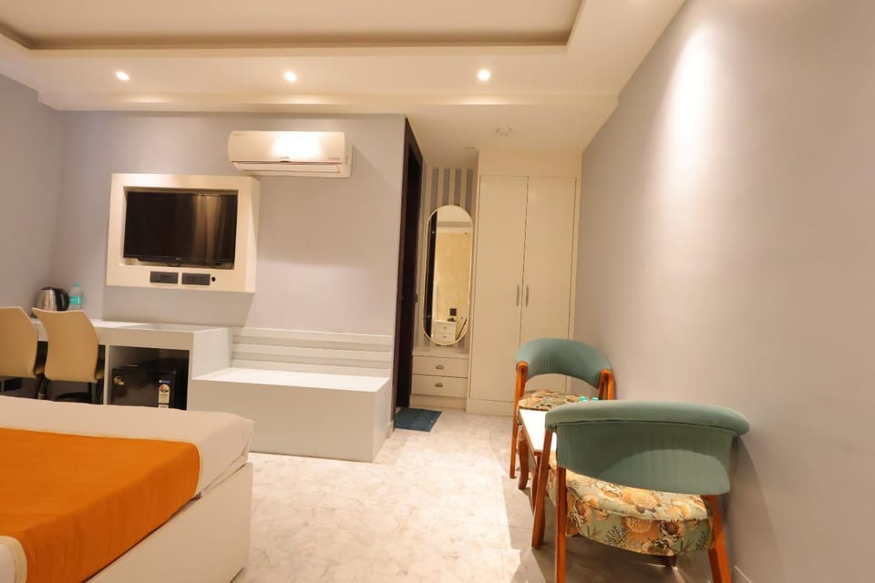 Bed, TV and multimedia, Seating area, Bedroom