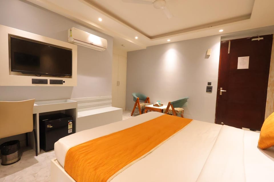 Bed, TV and multimedia, Living room, Seating area, wardrobe, air conditioner
