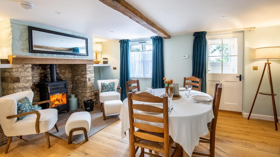 Seating area, Dining area, fireplace