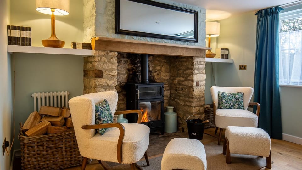 Seating area, Dining area, fireplace