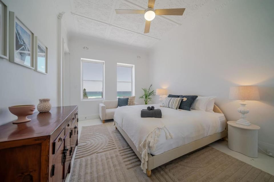 Sea Breeze Beachfront- BBQ Laundry Terrace Apartment in Sydney