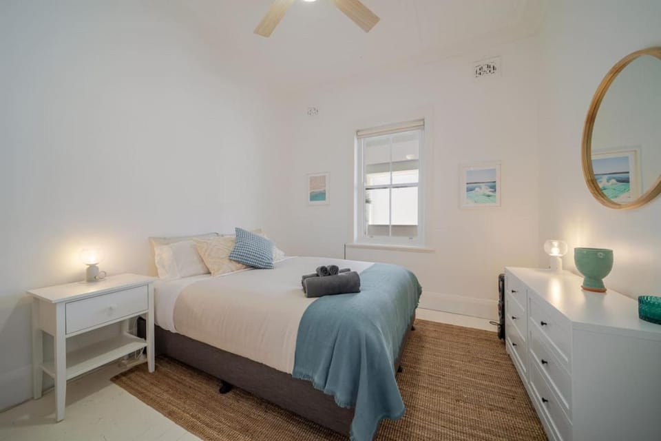 Sea Breeze Beachfront- BBQ Laundry Terrace Apartment in Sydney