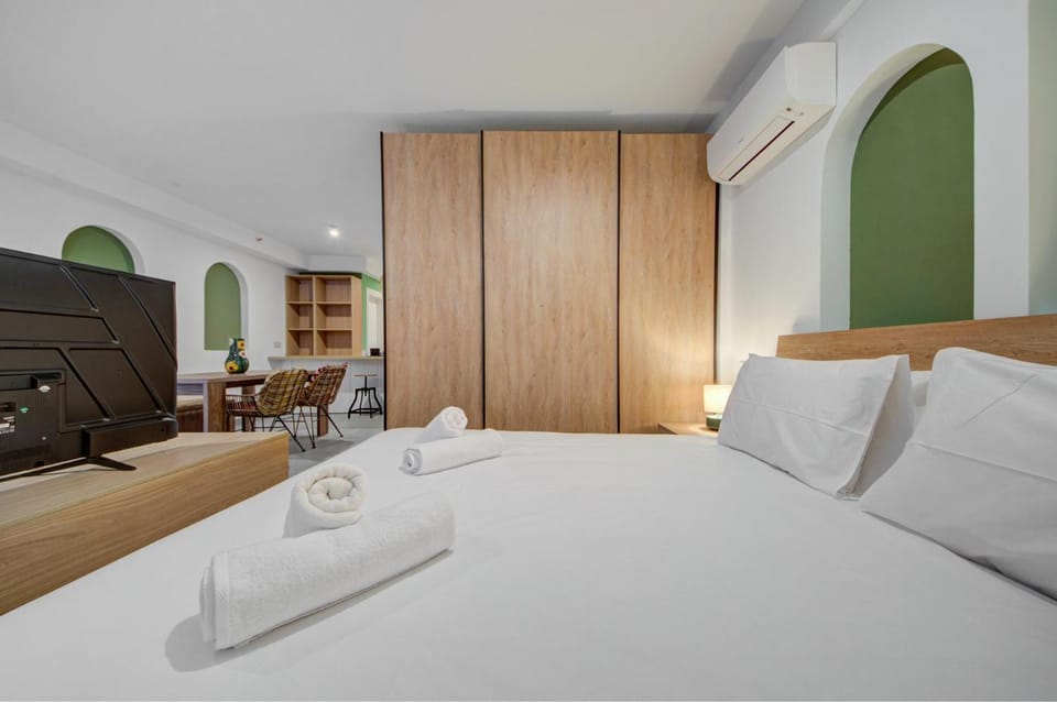 Bed, Living room, Photo of the whole room, Seating area, Bedroom, towels, wardrobe