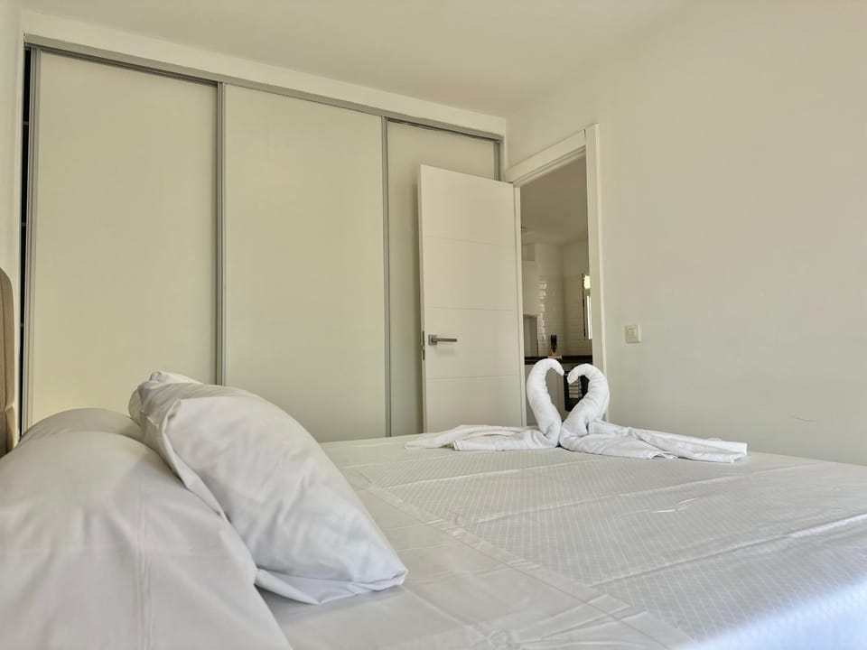 Bed, Photo of the whole room, storage, towels, wardrobe