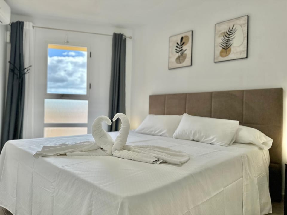 Bed, Photo of the whole room, Bedroom, Mountain view, towels