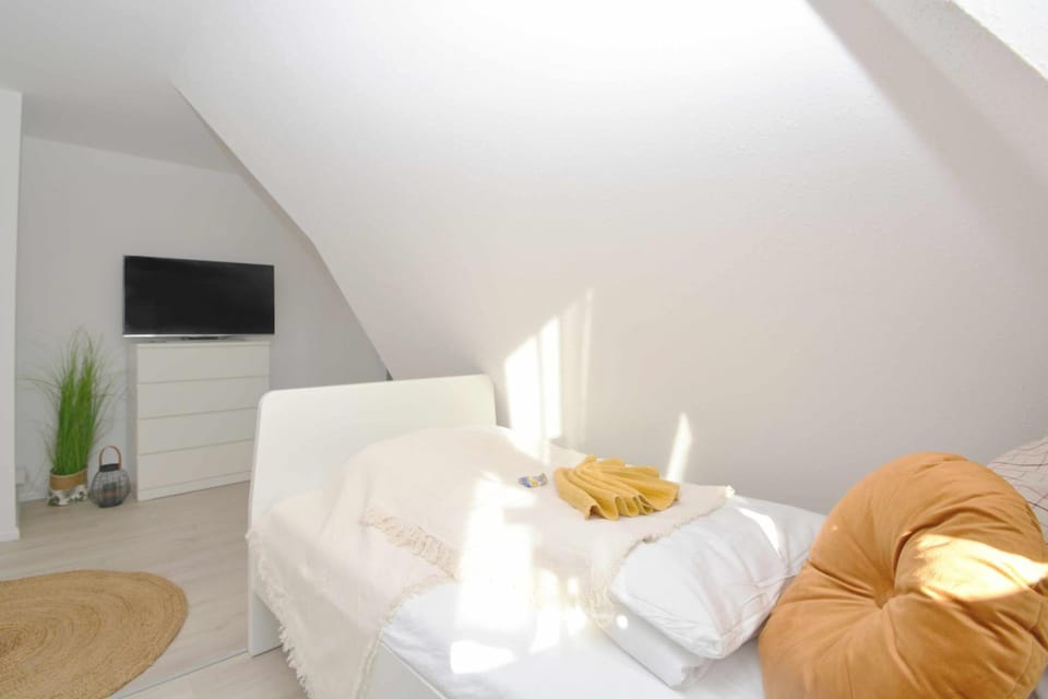 Bed, TV and multimedia, Photo of the whole room, Bedroom, towels