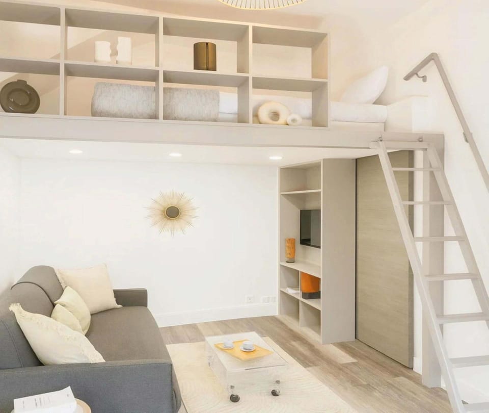 Bed, TV and multimedia, Living room, Seating area