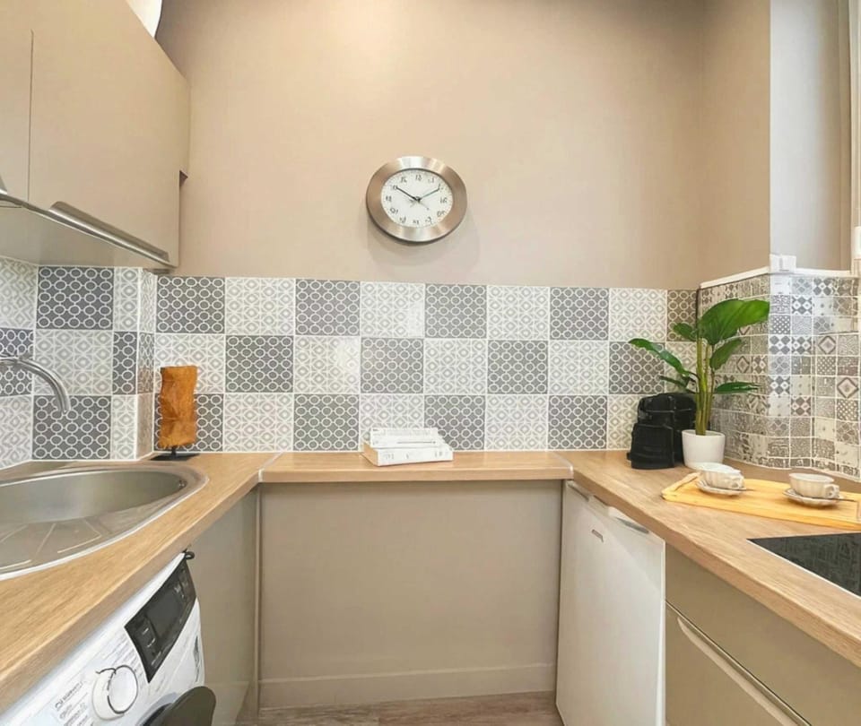 Coffee/tea facilities, Kitchen or kitchenette, microwave, storage, stove, toaster