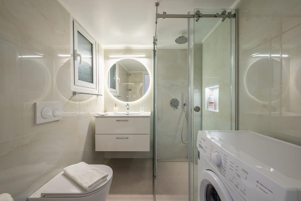 Shower, Toilet, Bathroom, Bath, towels, washing machine