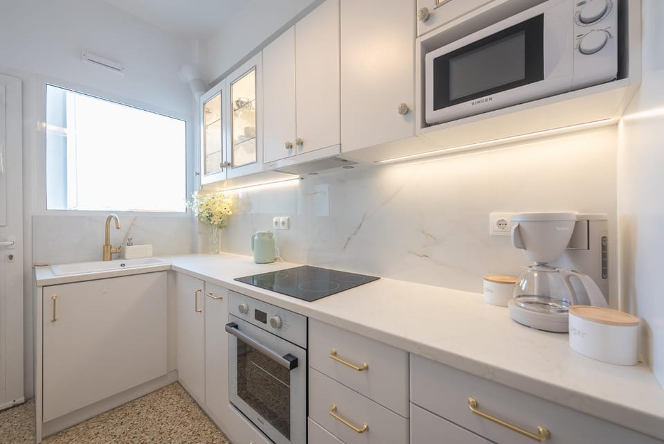 Coffee/tea facilities, Kitchen or kitchenette, dishwasher, oven, stove