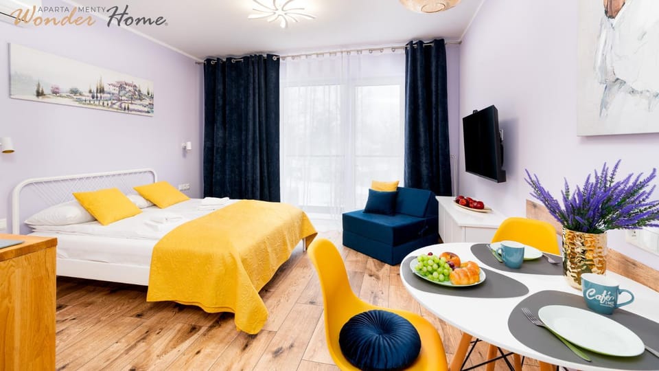 Bed, TV and multimedia, Living room, Photo of the whole room, Seating area, Dining area, Bedroom