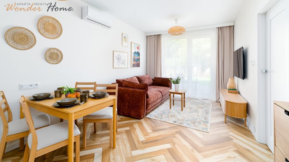 TV and multimedia, Living room, Seating area, Dining area, Evening entertainment, air conditioner