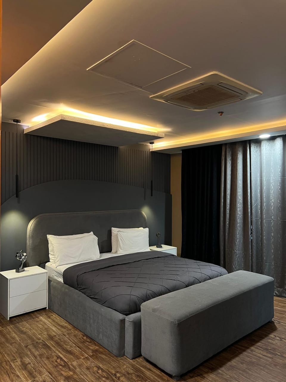 Bed, Living room, Photo of the whole room, Seating area, Bedroom