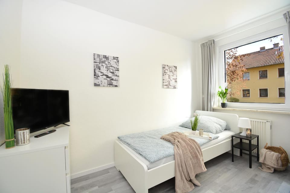 Bed, TV and multimedia, Living room, Photo of the whole room, Seating area, Bedroom, towels