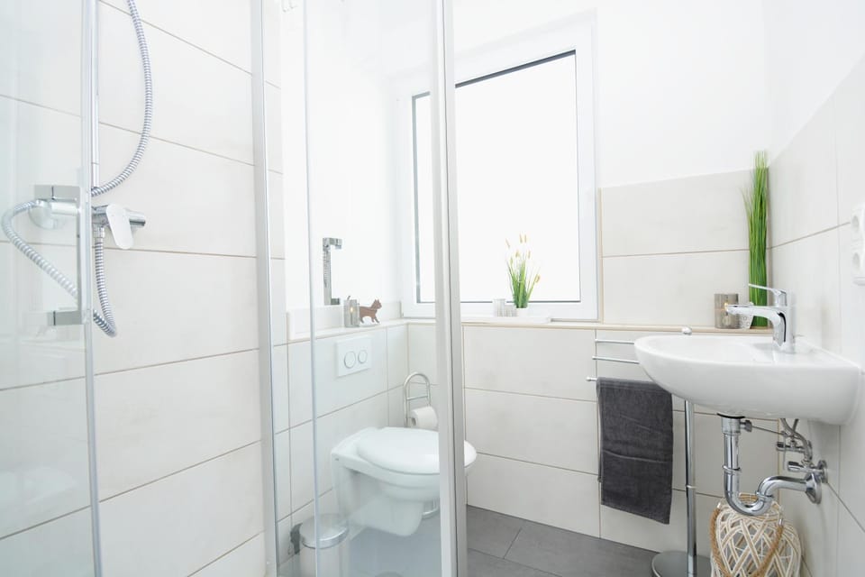 Shower, Toilet, Bathroom, towels