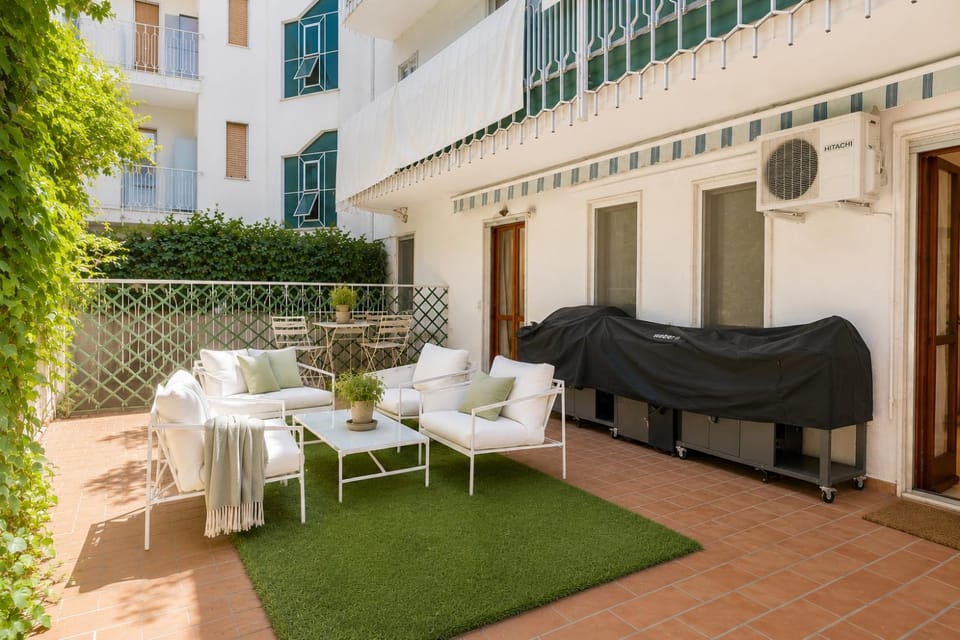 Balcony/Terrace, sunbed, washing machine