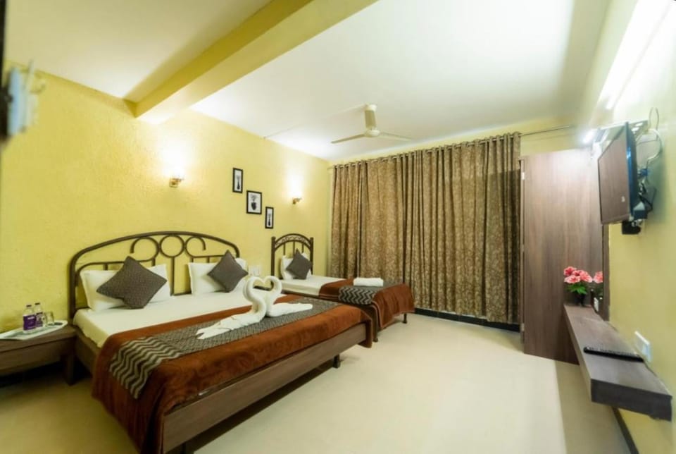 Bed, TV and multimedia, Photo of the whole room, Bedroom, fireplace