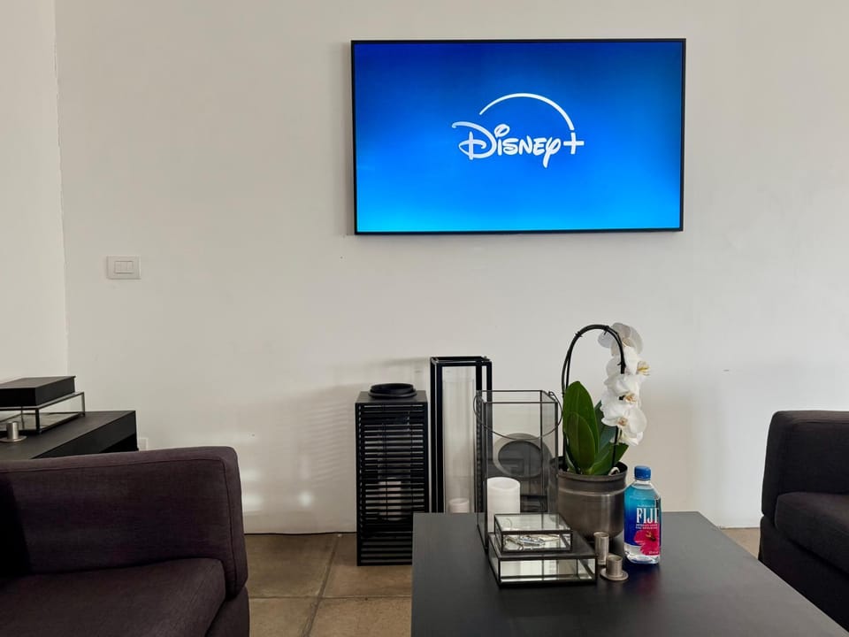 TV and multimedia, Living room, Seating area, Evening entertainment