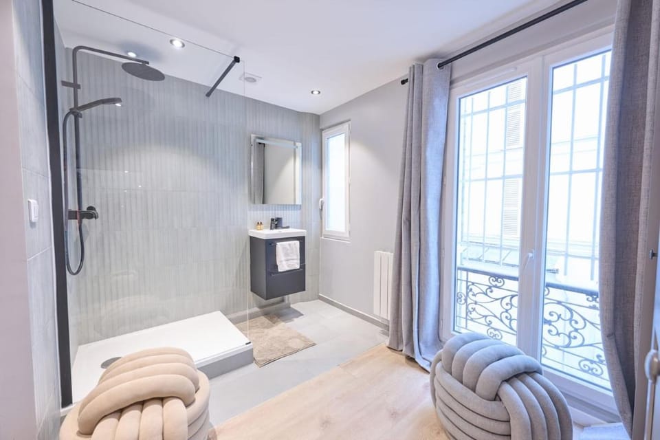 Modern with terrace & 4 spacious bedrooms Apartment in Paris