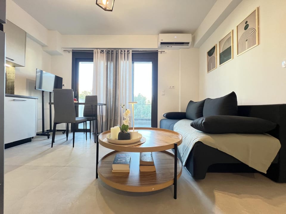 TV and multimedia, Living room, Seating area, Dining area, air conditioner