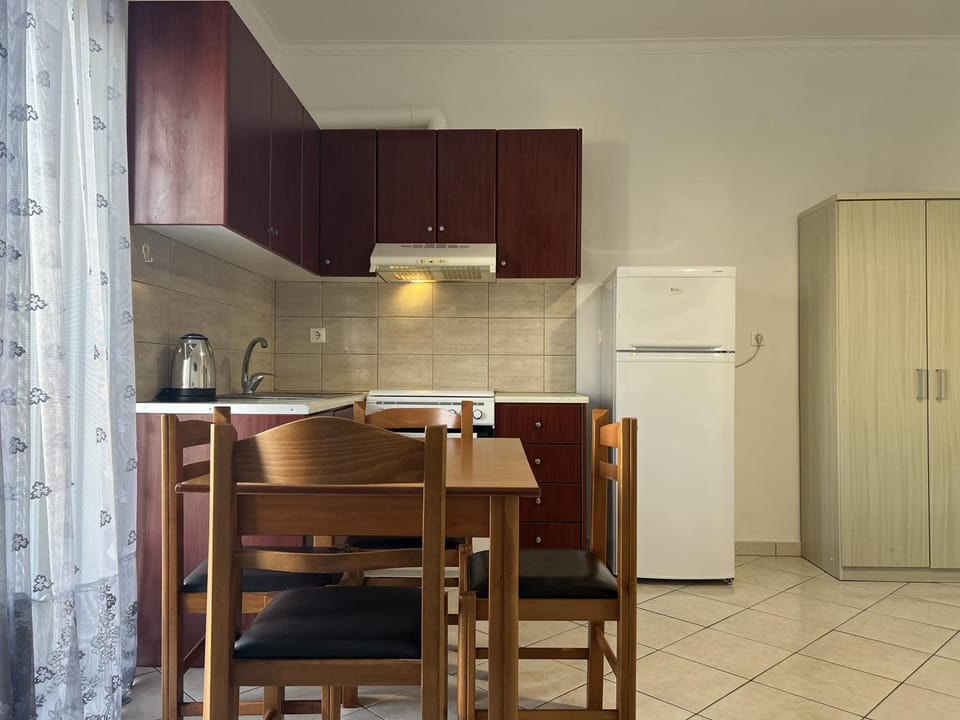 Kitchen or kitchenette, Dining area, oven, stove